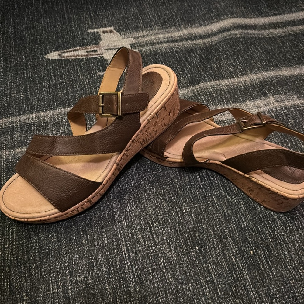 B.O.C. Wedge sandal in brown women’s sz 9